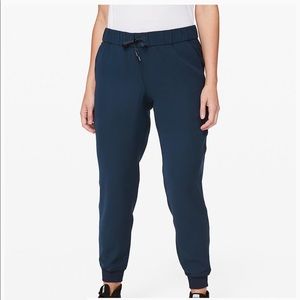 Lululemon on the fly joggers